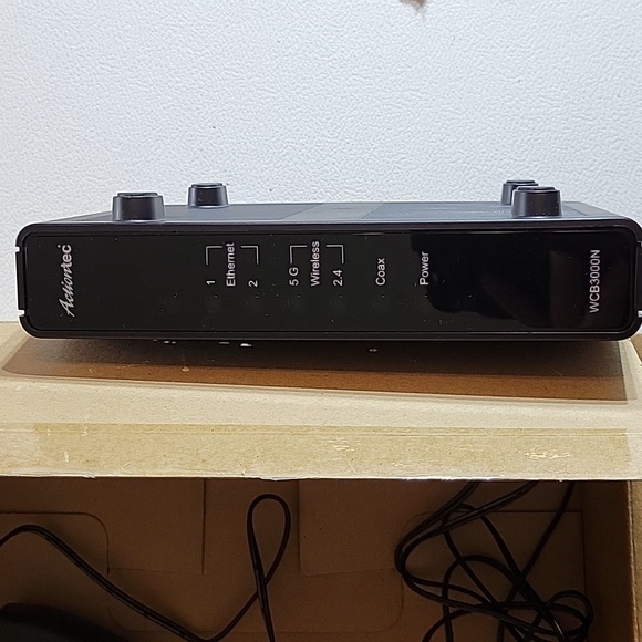 Actiontec Single Dual-Band Wireless Network Extender and Ethernet Over Coax - Picture 1 of 7